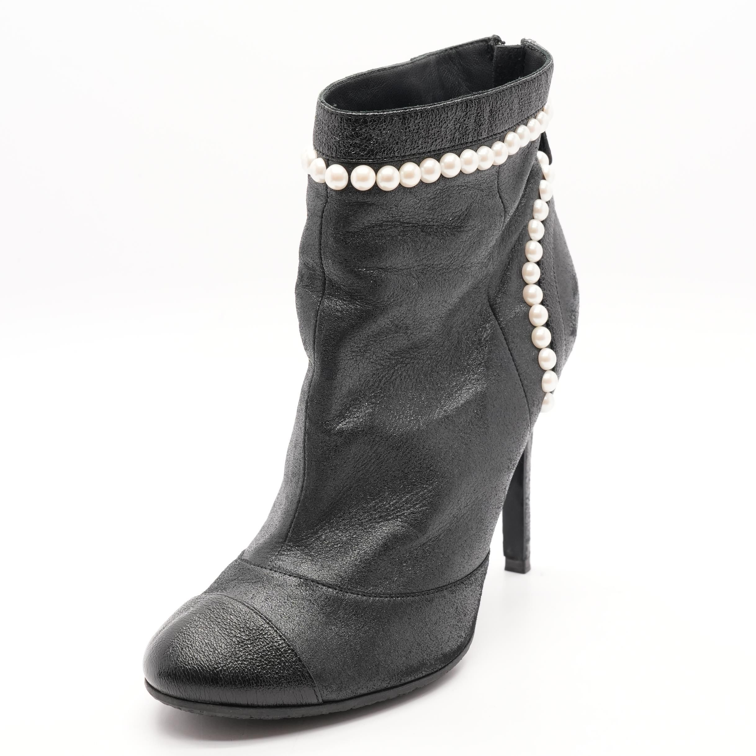 Pearl Accents Black Ankle Boots – Unclaimed Baggage