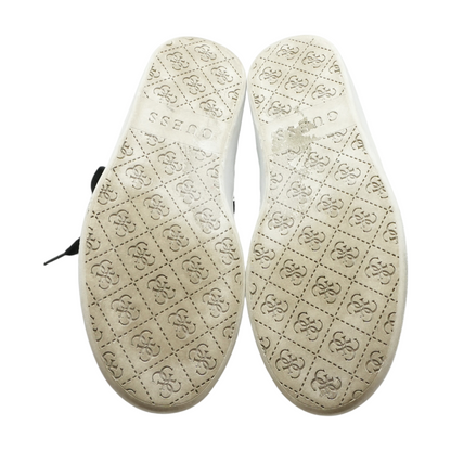 Black Low-Top Athletic Shoes