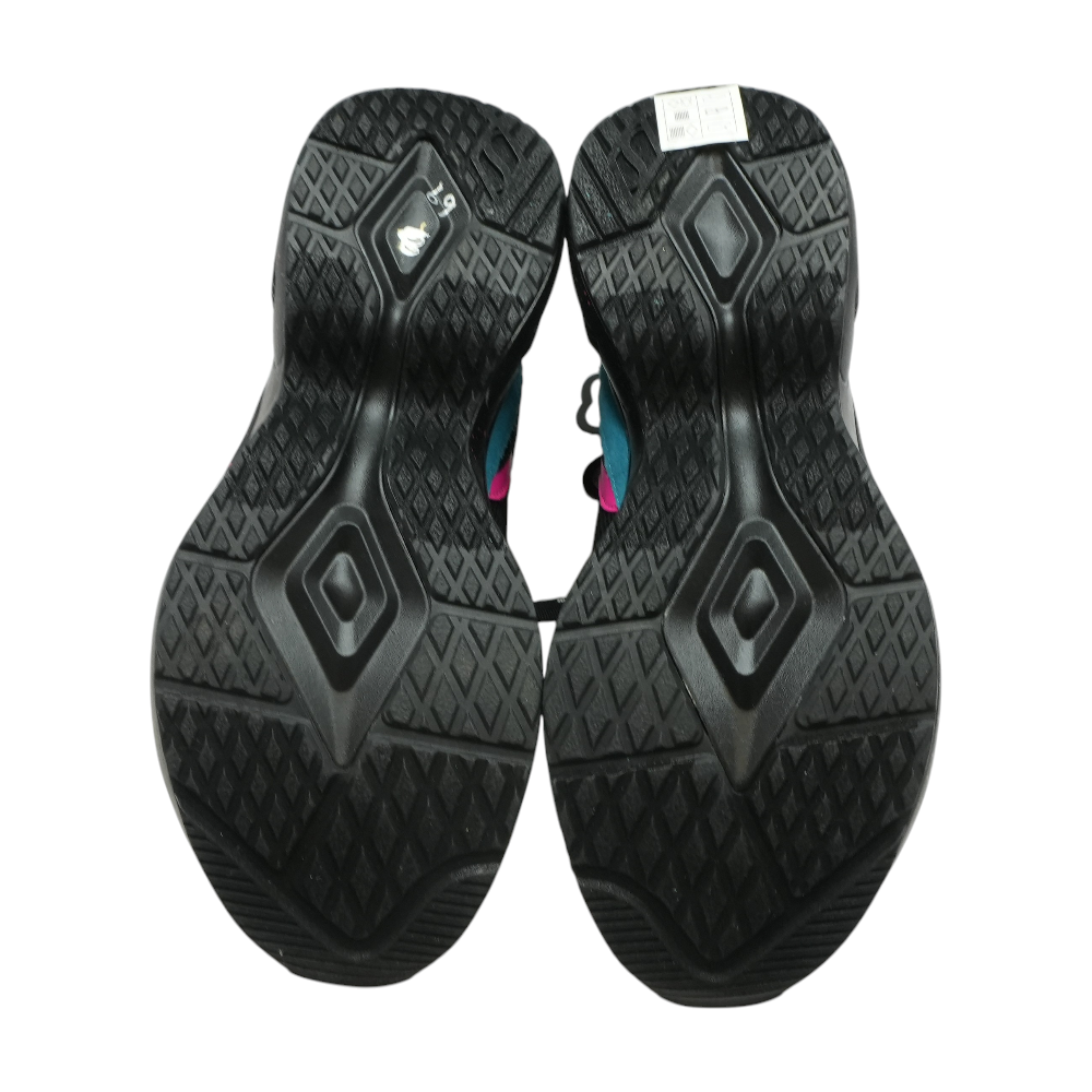 Black Low-Top Athletic Shoes