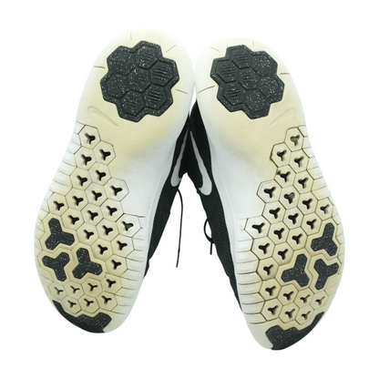 Free TR 8 Low-Top Athletic Shoes