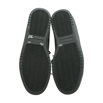 Black Low-Top Athletic Shoes