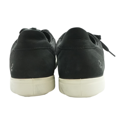Black Low-Top Athletic Shoes