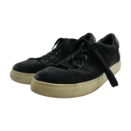 Black Low-Top Athletic Shoes