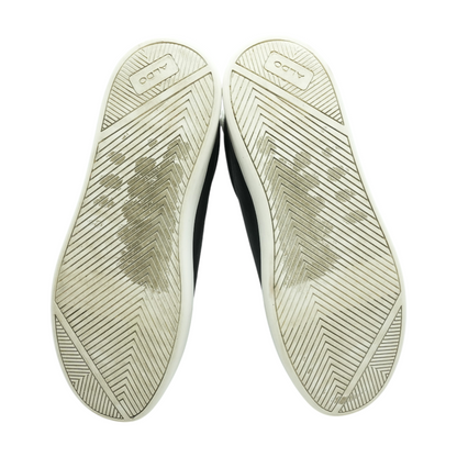 Black Low-Top Athletic Shoes