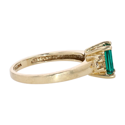 14K Yellow Gold Green Stone Fashion Ring
