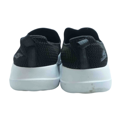 Black Low-Top Athletic Shoes