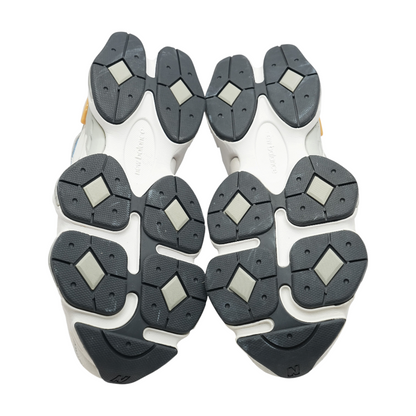9060 Low-Top Athletic Shoes