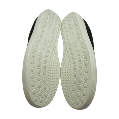 Soft 7 Low-Top Athletic Shoes