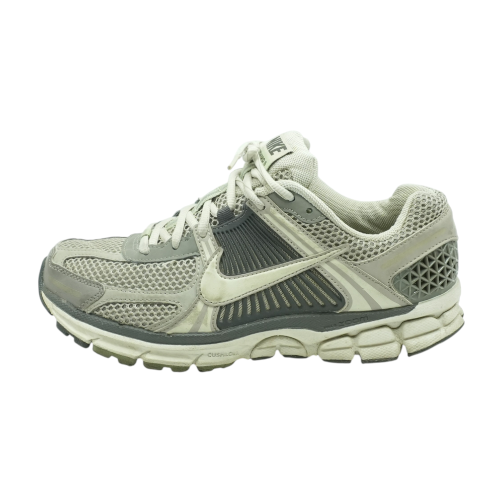 Zoom Vomero 5 Low-Top Athletic Shoes