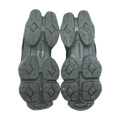 9060 Low-Top Athletic Shoes
