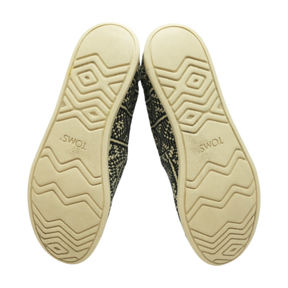 Low-Top Athletic Shoes