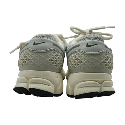 Zoom Vomero 5 Low-Top Athletic Shoes