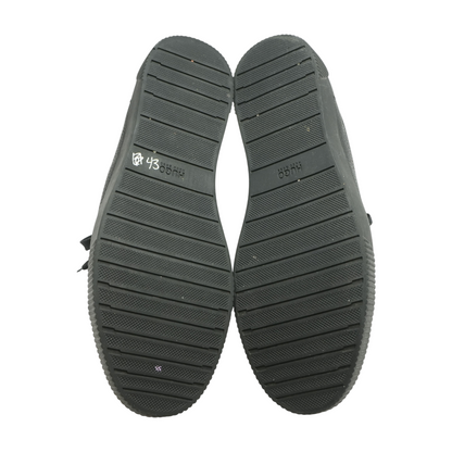 Black Low-Top Athletic Shoes