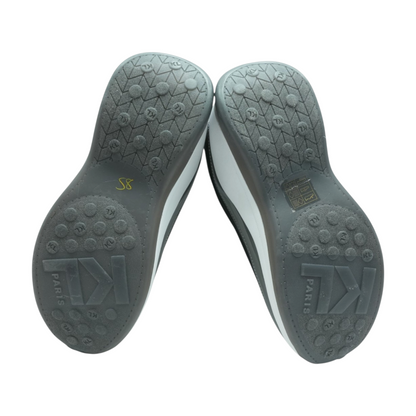 Black Low-Top Athletic Shoes