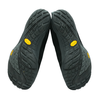 Black Low-Top Athletic Shoes