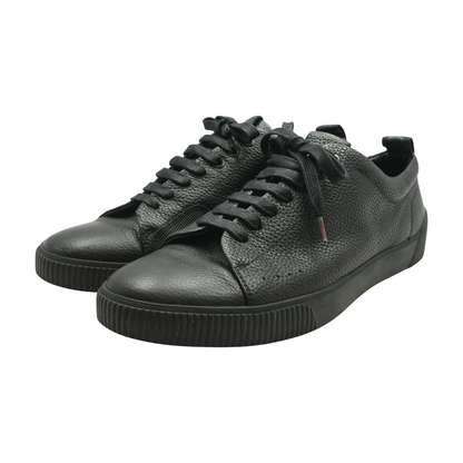 Black Low-Top Athletic Shoes