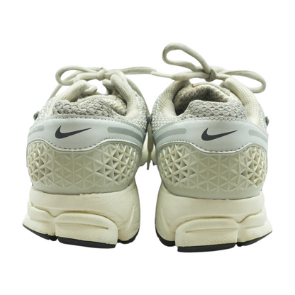 Zoom Vomero 5 Low-Top Athletic Shoes
