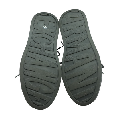 Black Low-Top Athletic Shoes