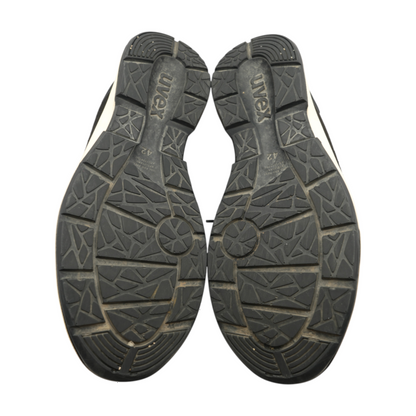 Black Low-Top Athletic Shoes