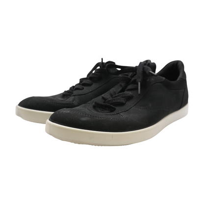 Black Low-Top Athletic Shoes