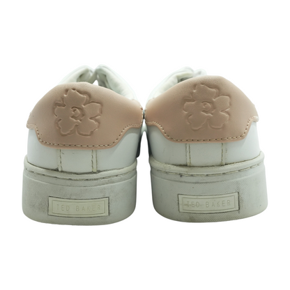 Low-Top Athletic Shoes