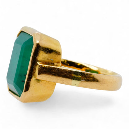 20K Gold Bezel Set Dark Green Stone Ring