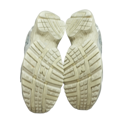 725 Low-Top Athletic Shoes