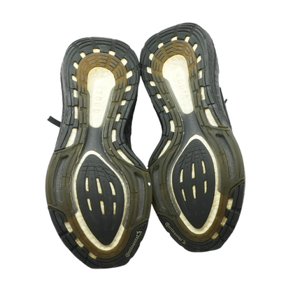 Black Low-Top Athletic Shoes