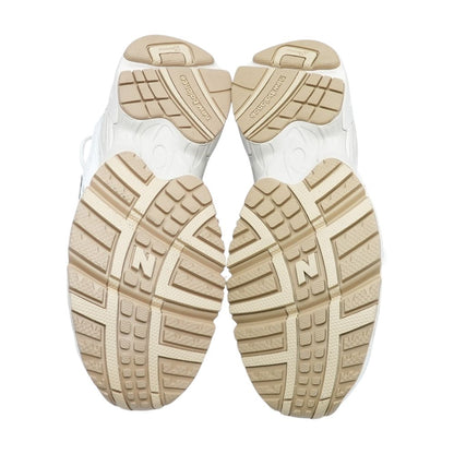725 White Low Top Athletic Shoes