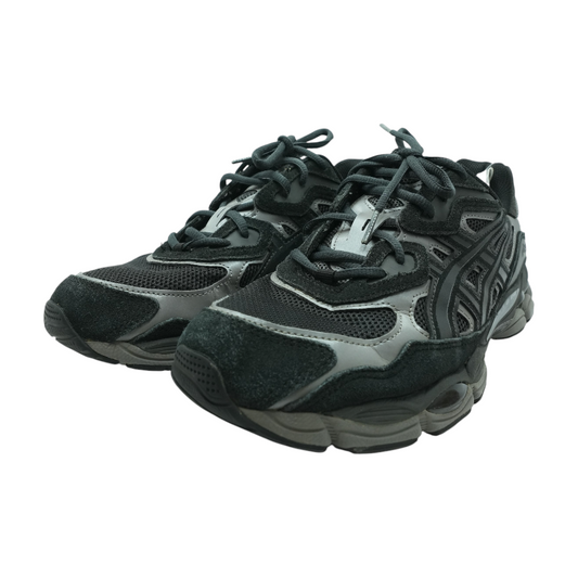 Black Low-Top Athletic Shoes