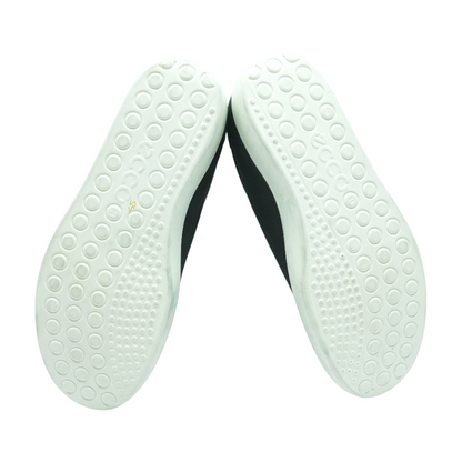 Soft 7 Low-Top Athletic Shoes