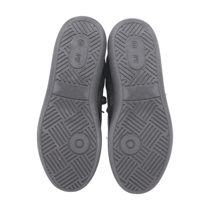 Black Low-Top Athletic Shoes