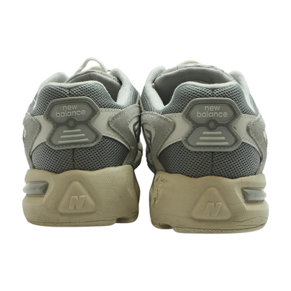 725 Low-Top Athletic Shoes
