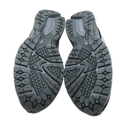 2002R Black Low Top Athletic Shoes