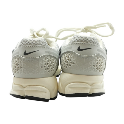 Zoom Vomero 5 Low-Top Athletic Shoes