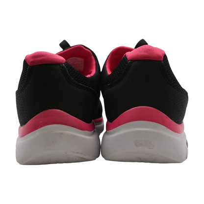 Black Low-Top Athletic Shoes