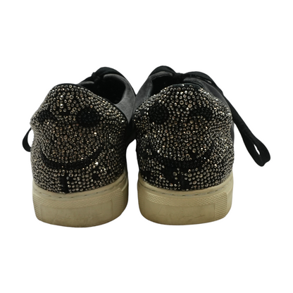 Black Low-Top Athletic Shoes