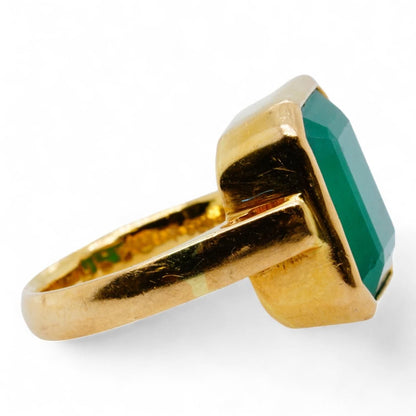 20K Gold Bezel Set Dark Green Stone Ring