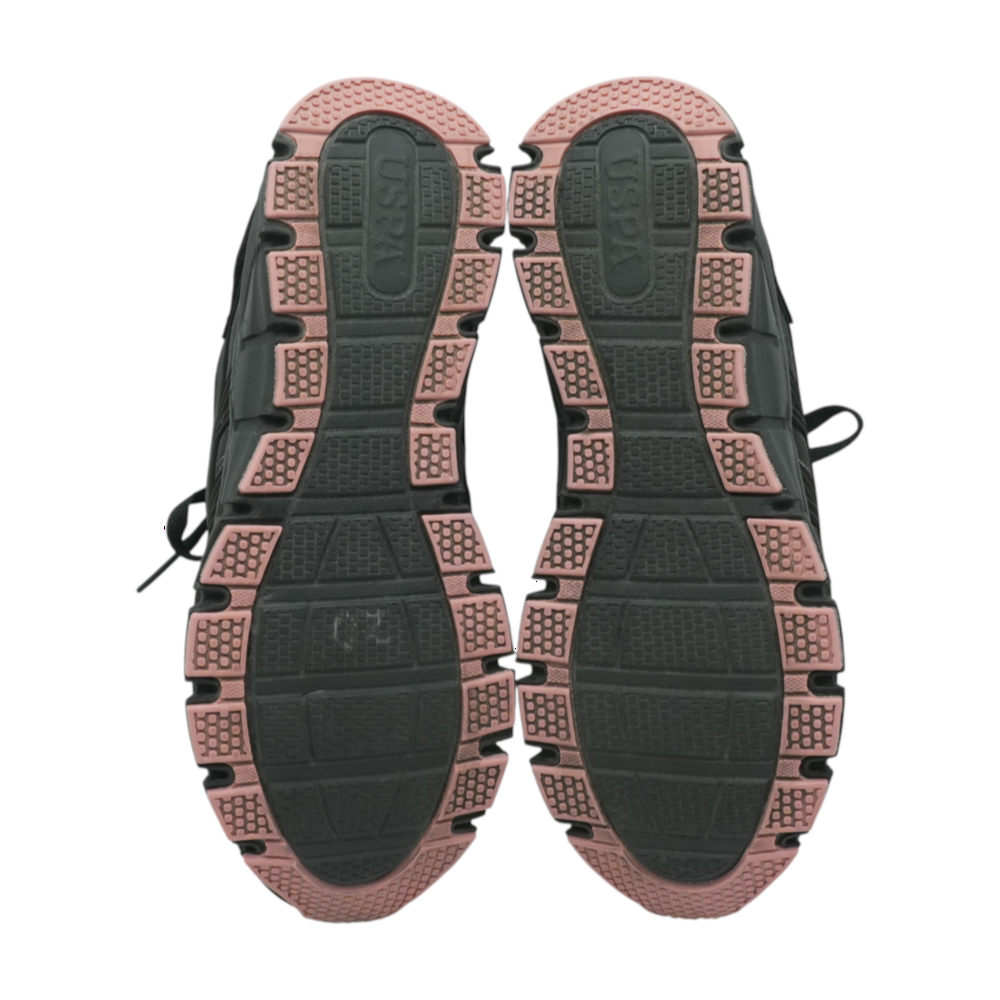 Black Low-Top Athletic Shoes