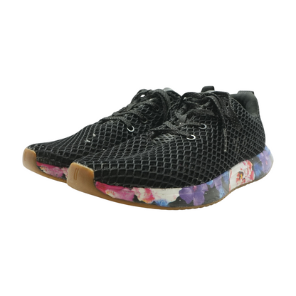 Black Low-Top Athletic Shoes