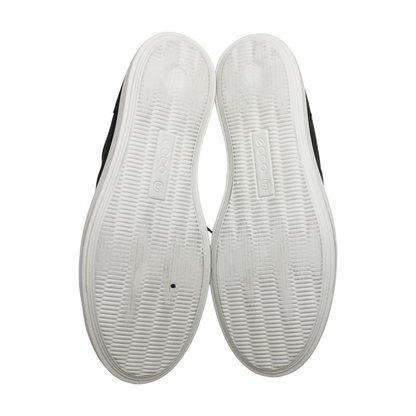Black Low-Top Athletic Shoes