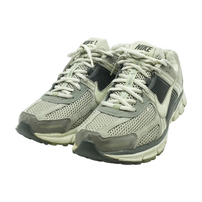 Zoom Vomero 5 Low-Top Athletic Shoes