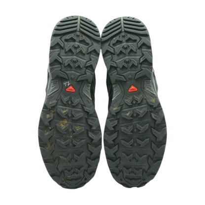 Black Low-Top Athletic Shoes