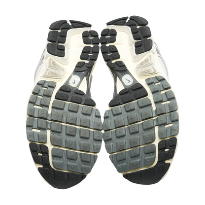 Zoom Vomero 5 Low-Top Athletic Shoes