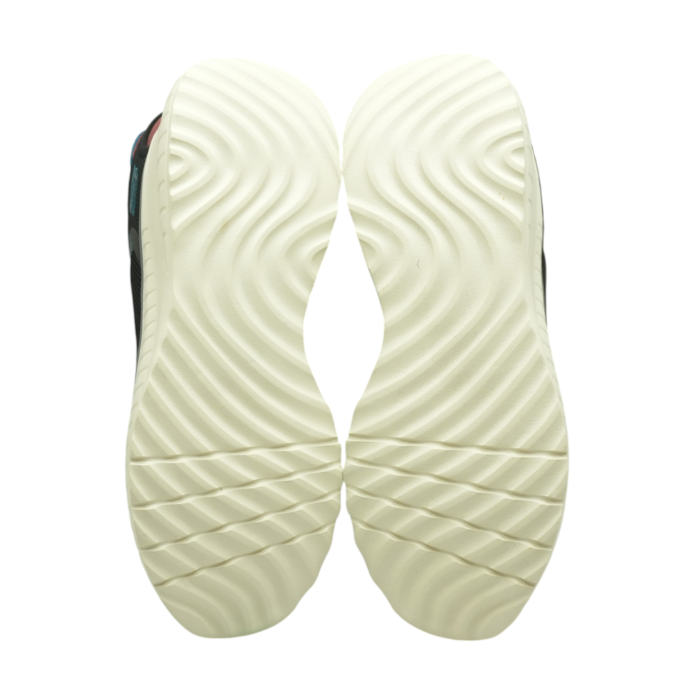 Black Low-Top Athletic Shoes