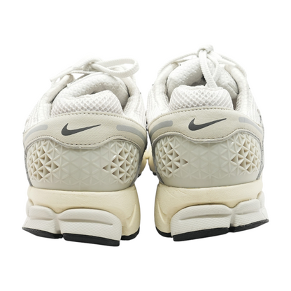Zoom Vomero 5 Low-Top Athletic Shoes