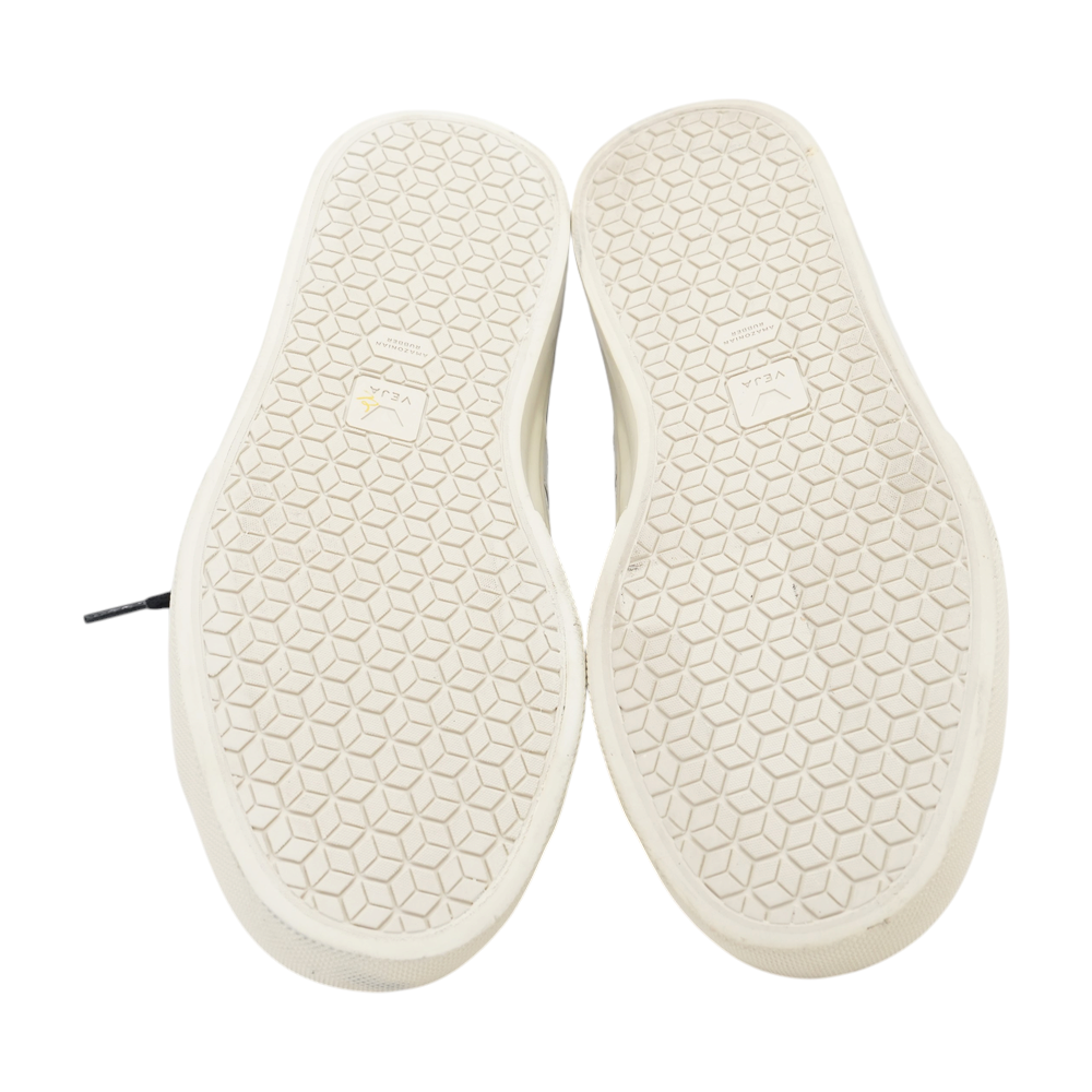 Black Low-Top Athletic Shoes