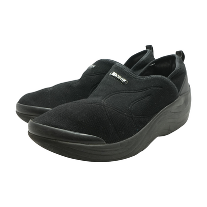 Black Low-Top Athletic Shoes