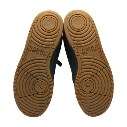 Black Low-Top Athletic Shoes