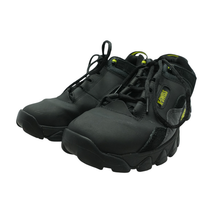 Black Low-Top Athletic Shoes